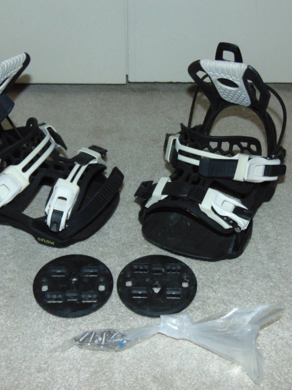 FLOW MICRON YOUTH  SNOWBOARD BINDINGS  SZ MEDIUM YOUTH